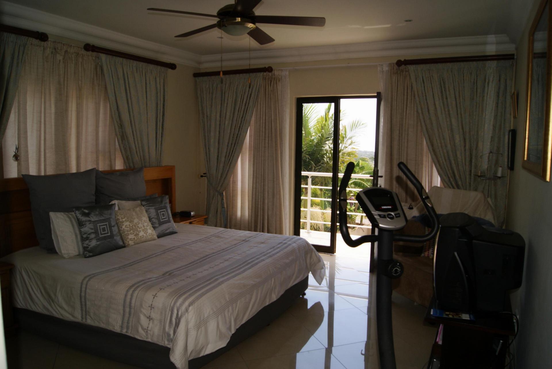 Main Bedroom - 32 square meters of property in Freeland Park