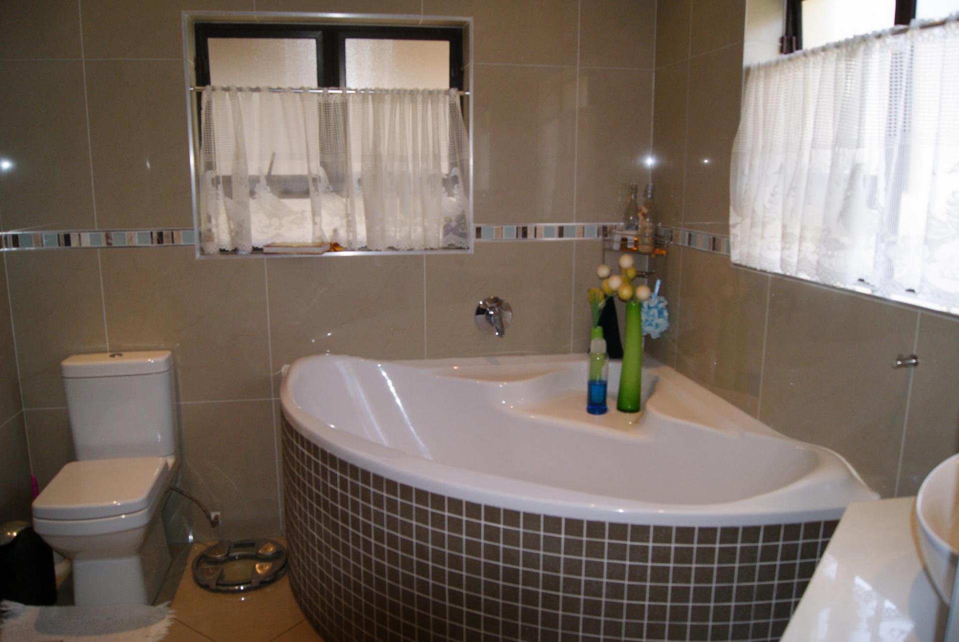 Bathroom 3+ - 13 square meters of property in Freeland Park
