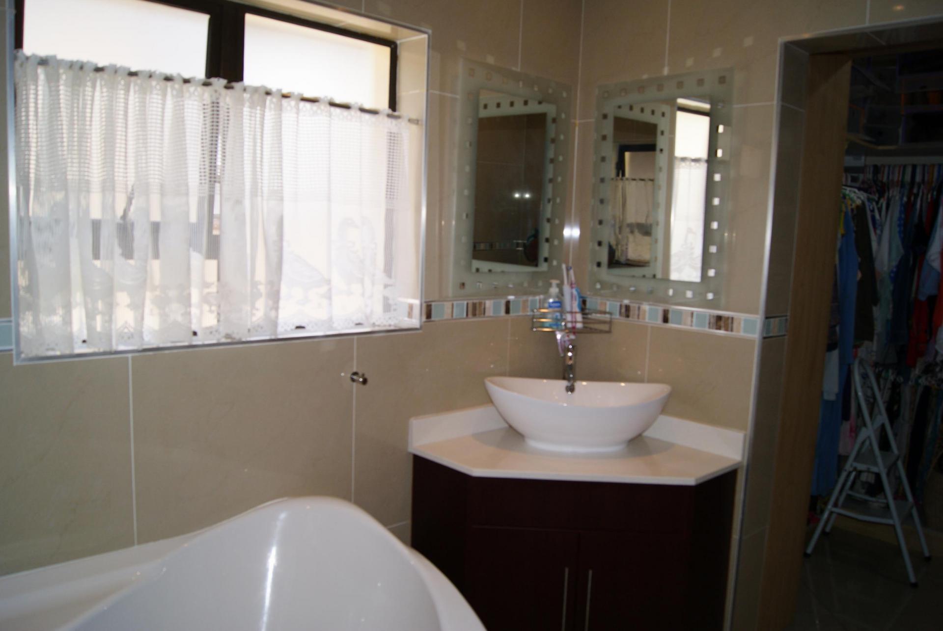 Bathroom 3+ - 13 square meters of property in Freeland Park