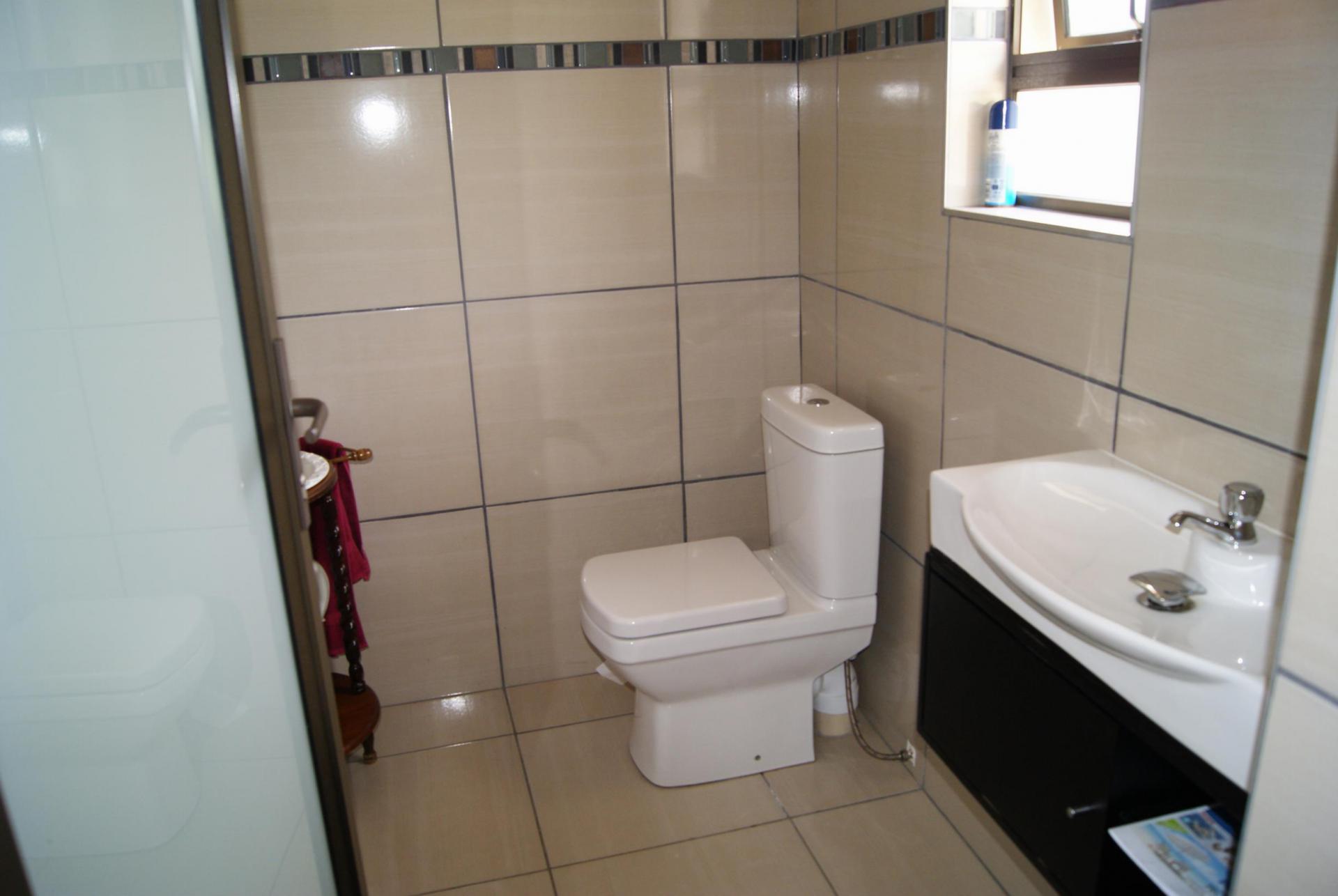 Bathroom 3+ - 13 square meters of property in Freeland Park