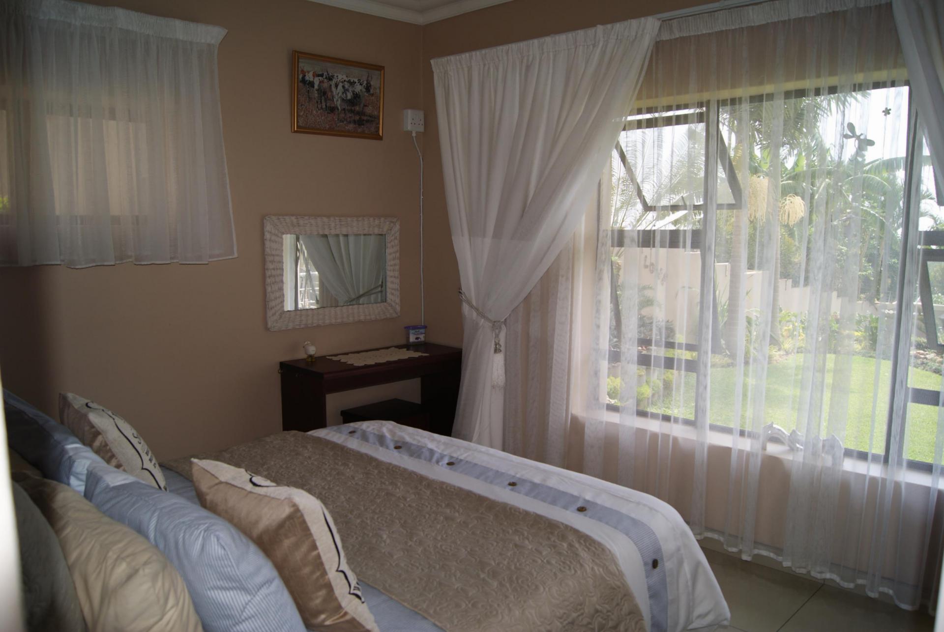 Bed Room 1 - 14 square meters of property in Freeland Park