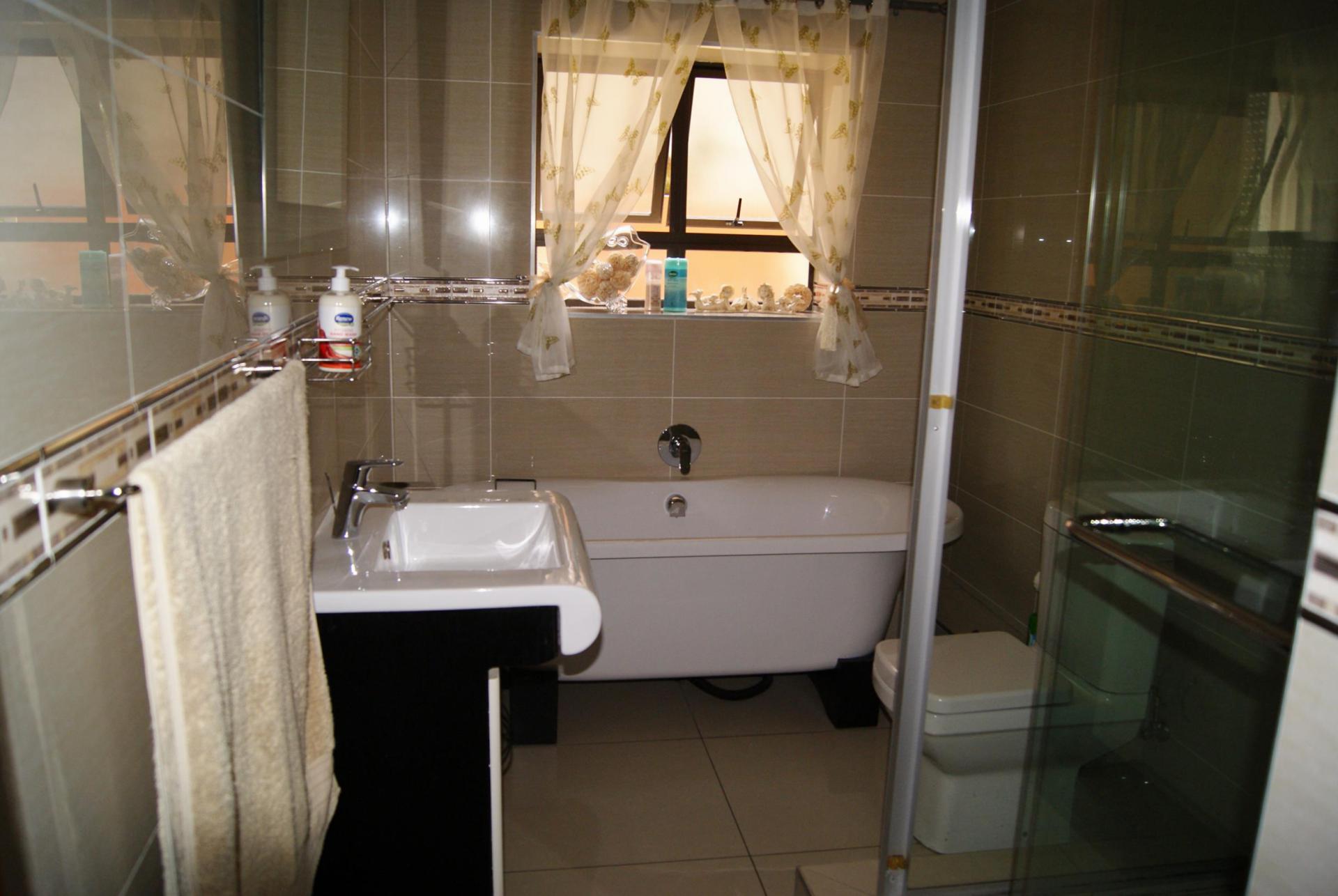 Bathroom 1 - 7 square meters of property in Freeland Park