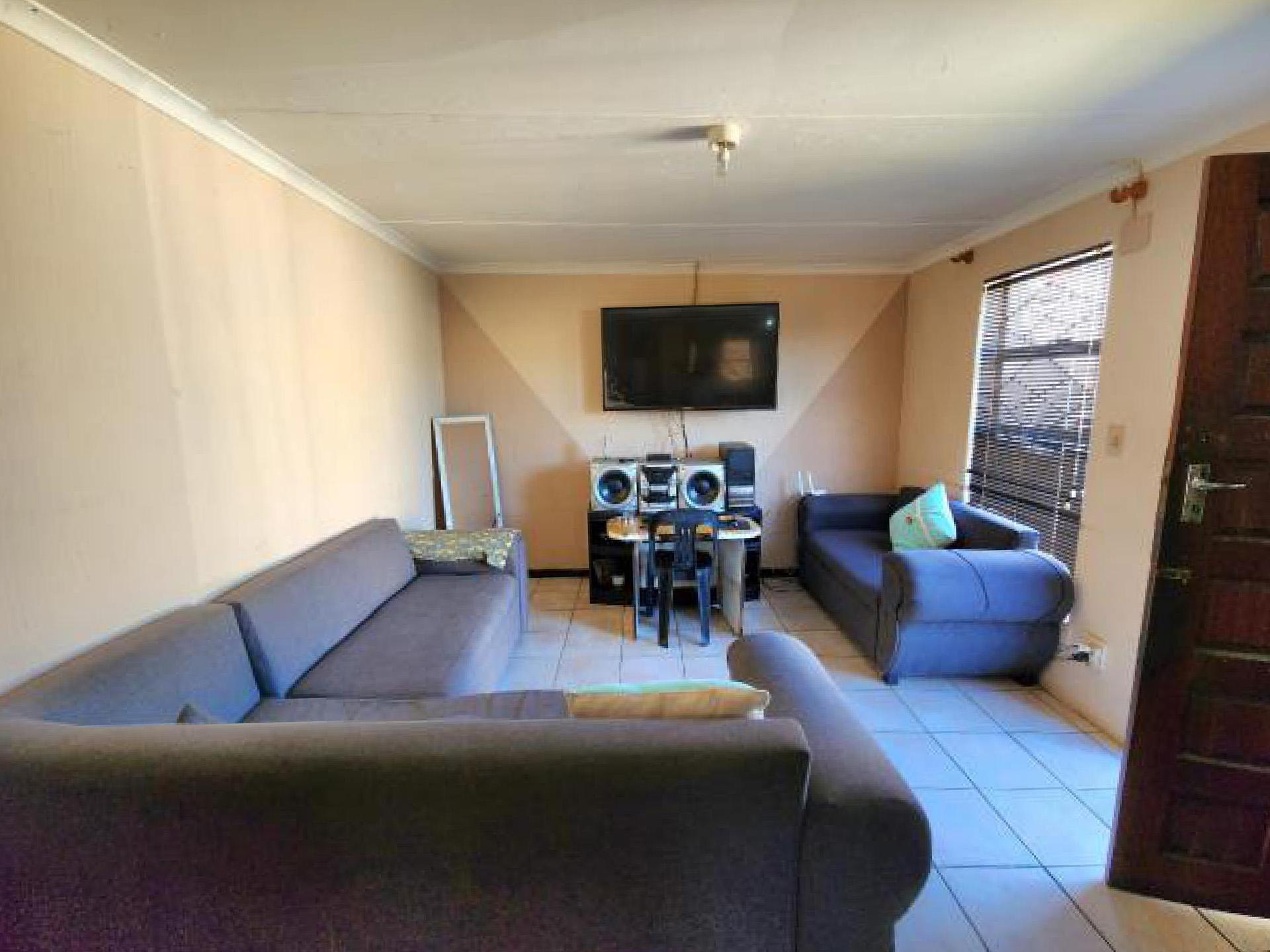 Lounges of property in Portland