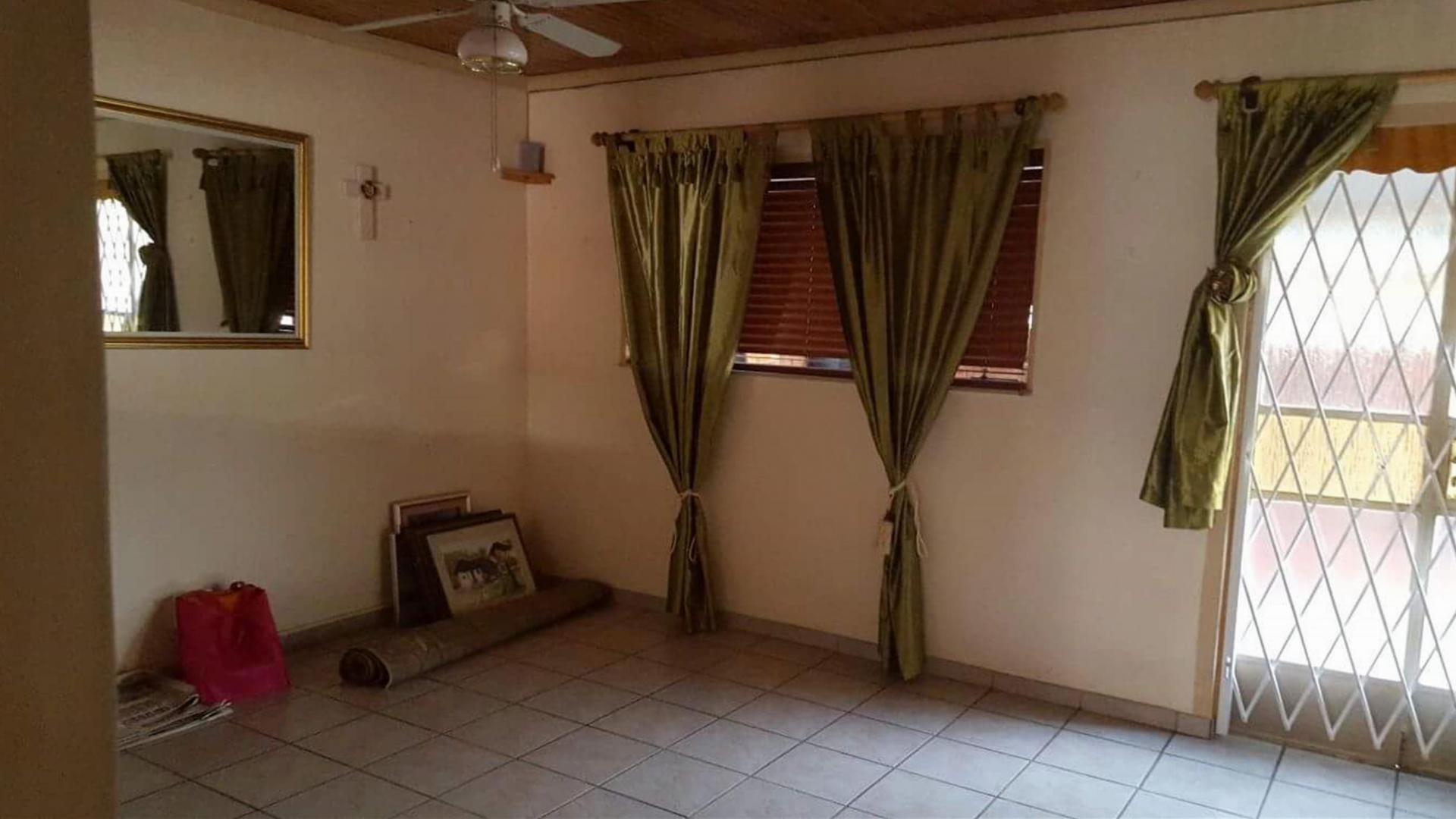 Lounges - 17 square meters of property in Annadale