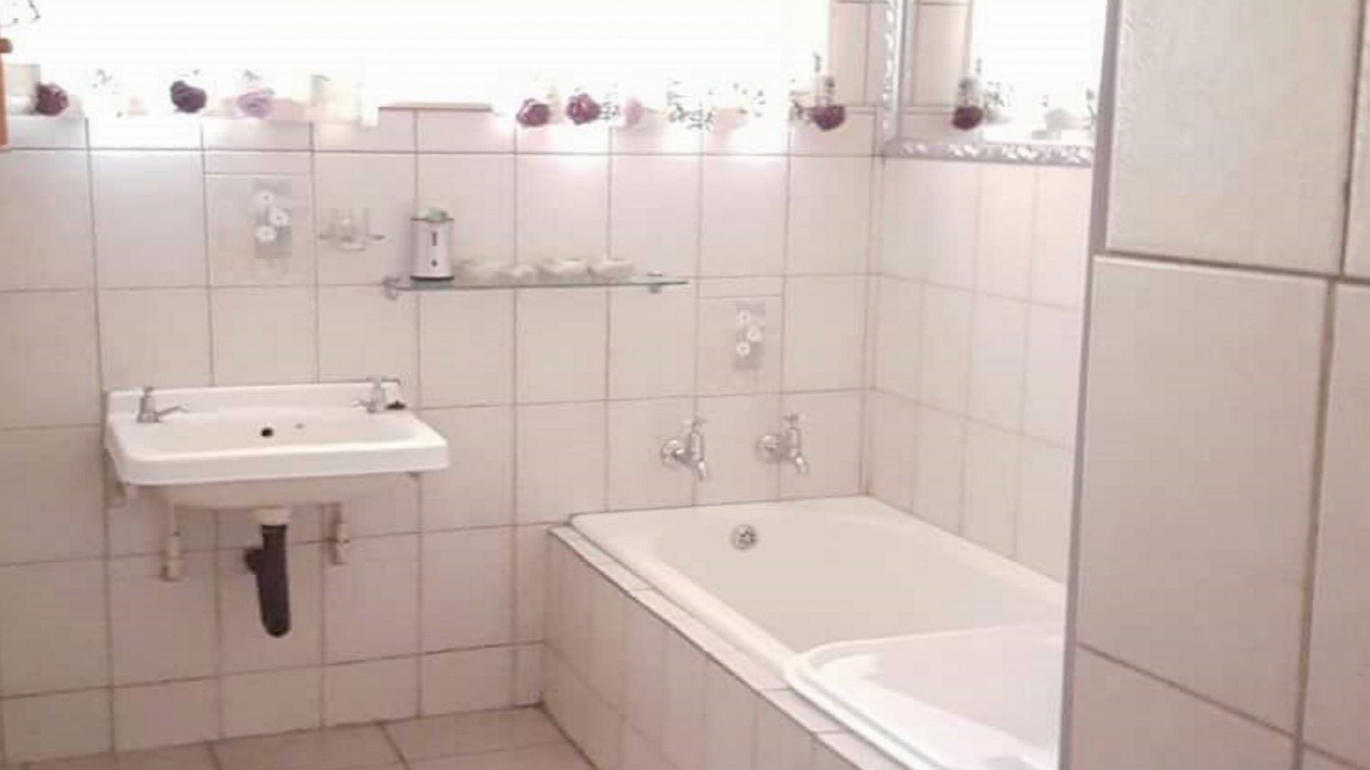 Bathroom 1 - 7 square meters of property in Annadale