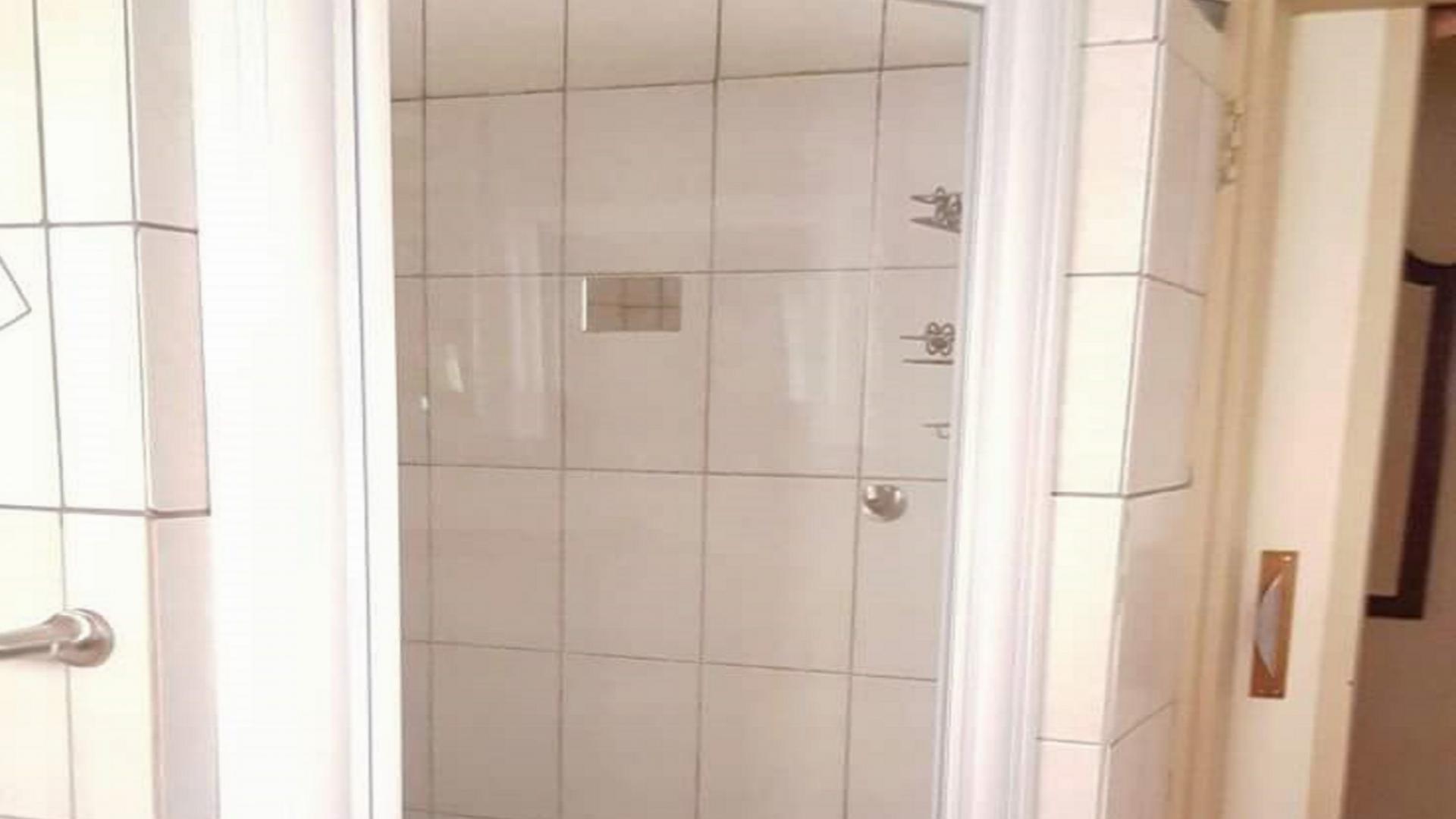Bathroom 1 - 7 square meters of property in Annadale