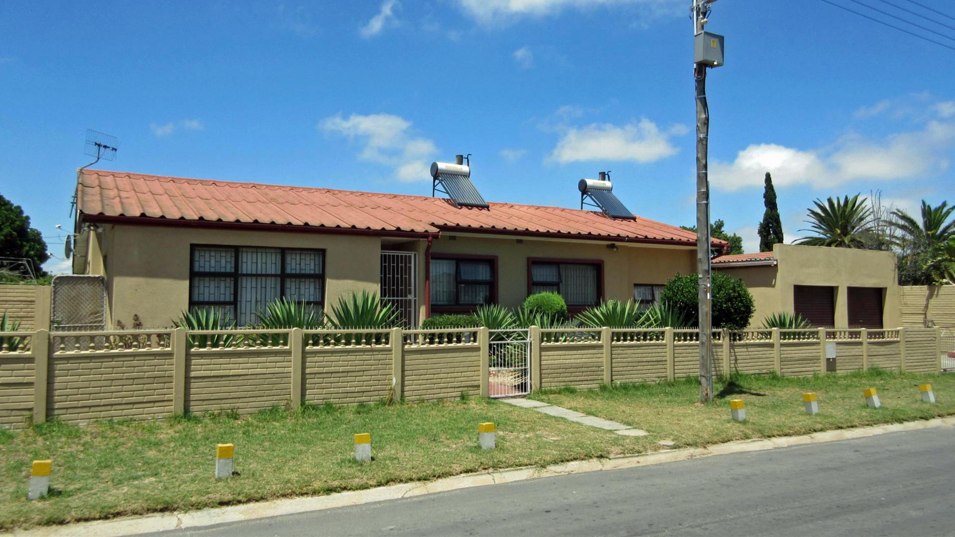 Front View of property in Kraaifontein