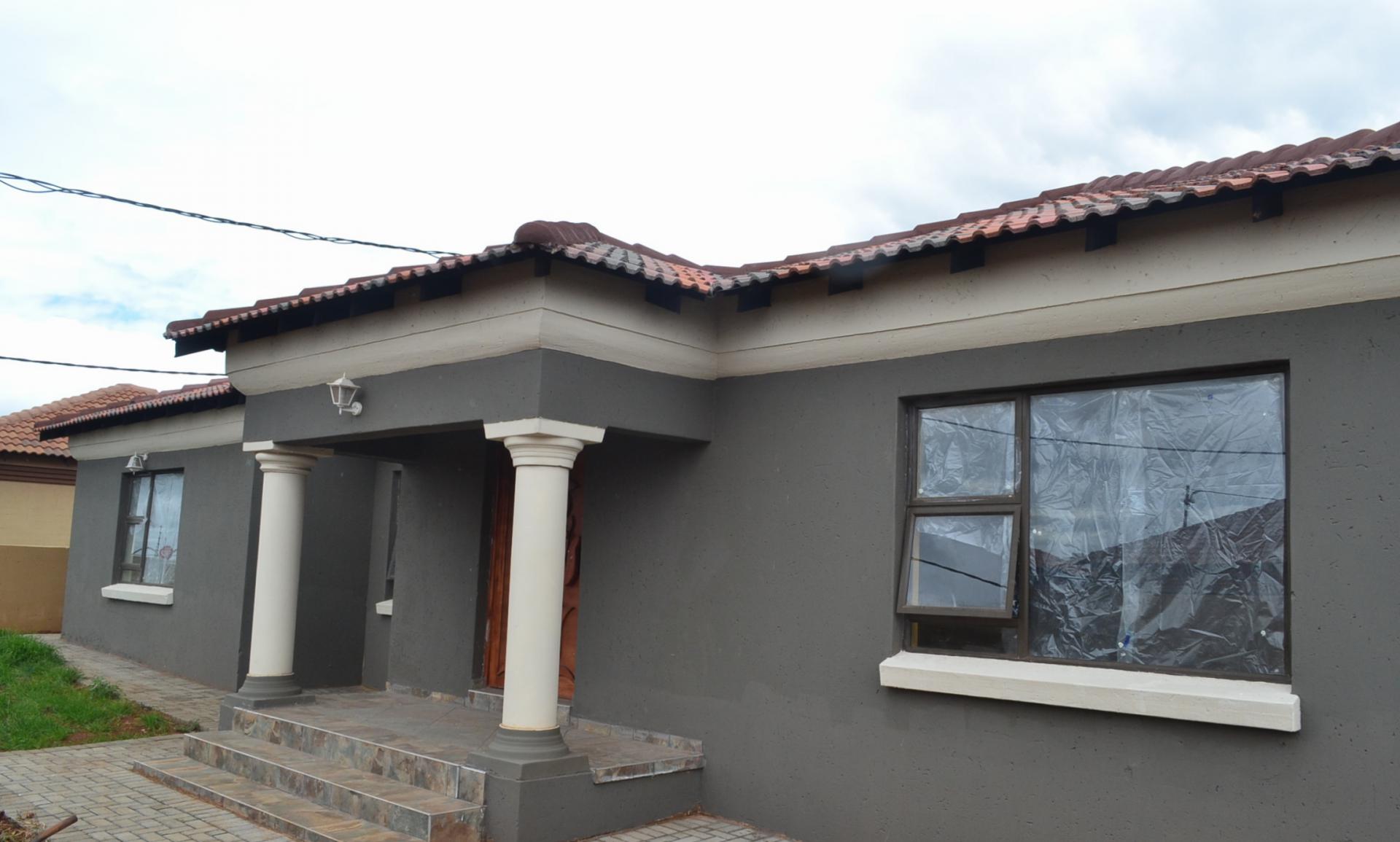 Front View of property in Middelburg - MP