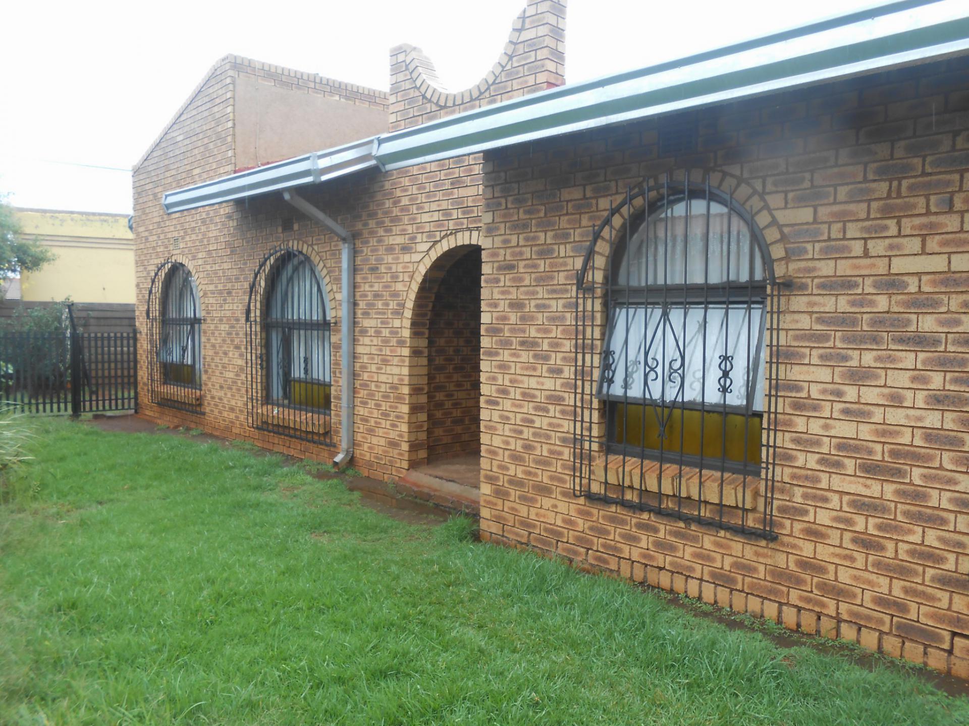 Front View of property in Vosloorus