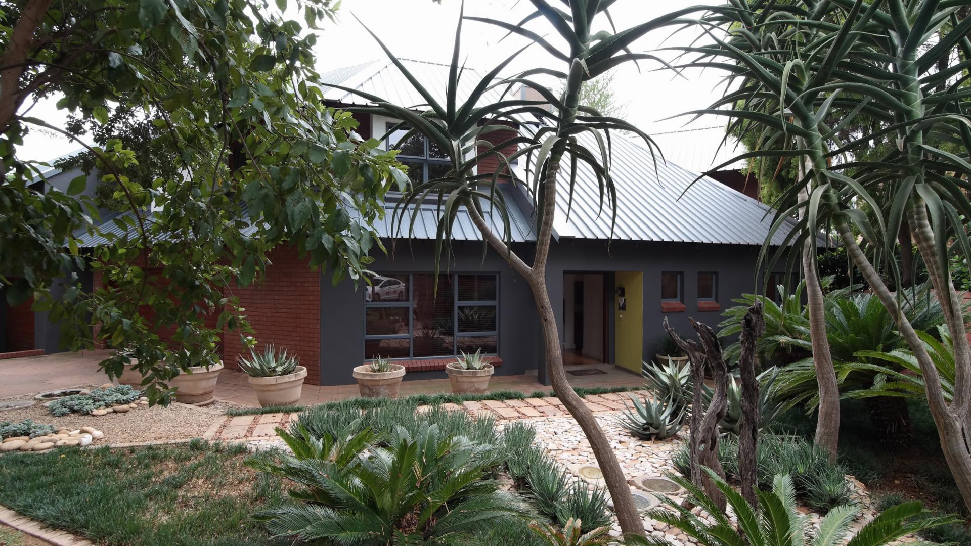 Front View of property in Silver Lakes Golf Estate