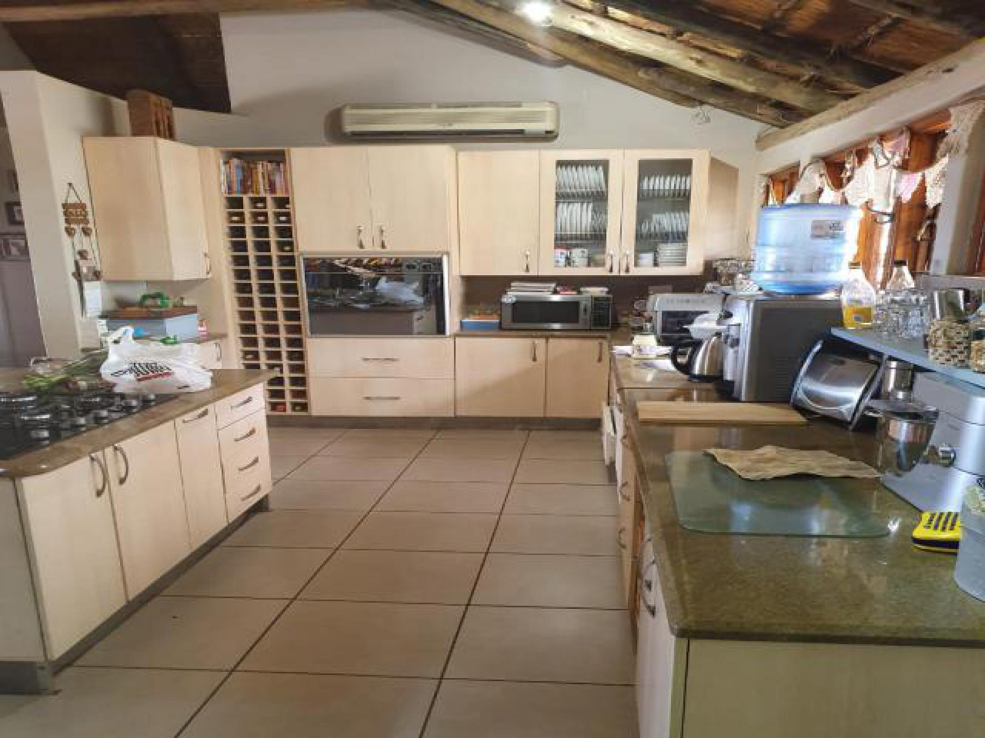 Kitchen - 25 square meters of property in Zwavelpoort