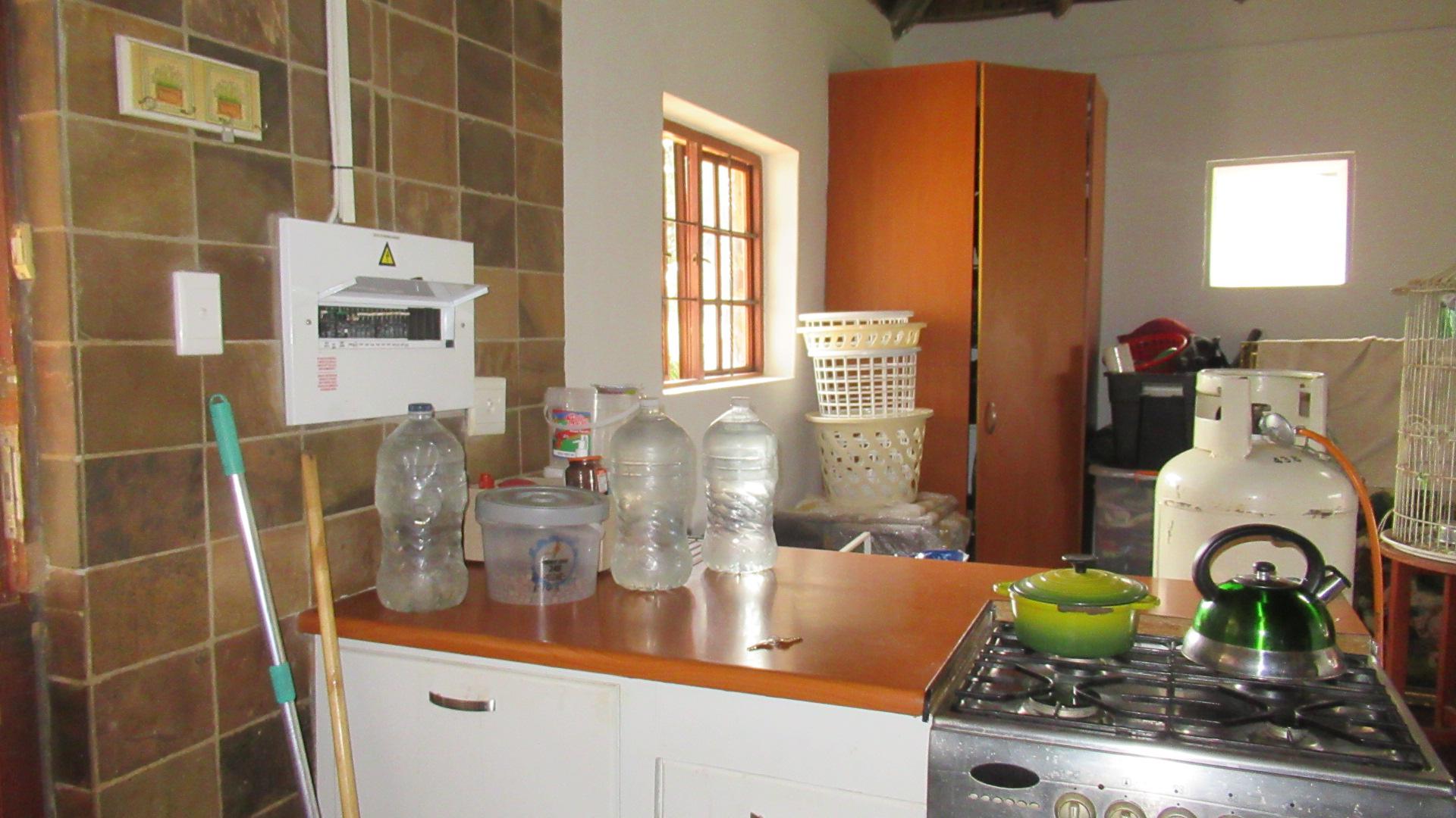 Kitchen - 25 square meters of property in Zwavelpoort