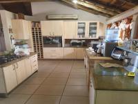 Kitchen - 25 square meters of property in Zwavelpoort