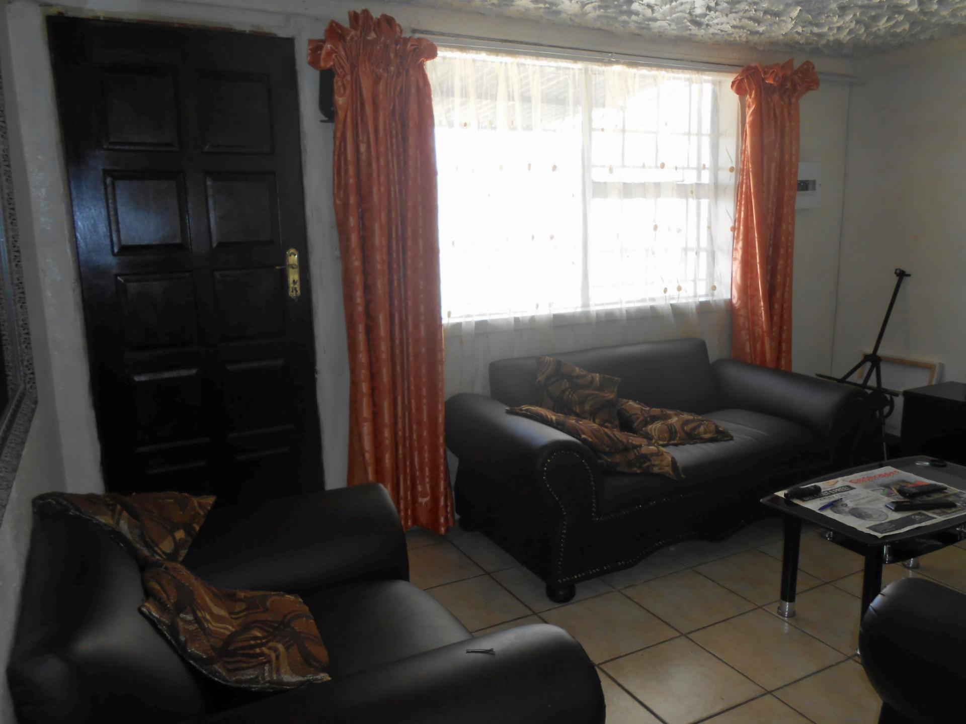 Lounges - 12 square meters of property in Klipspruit West