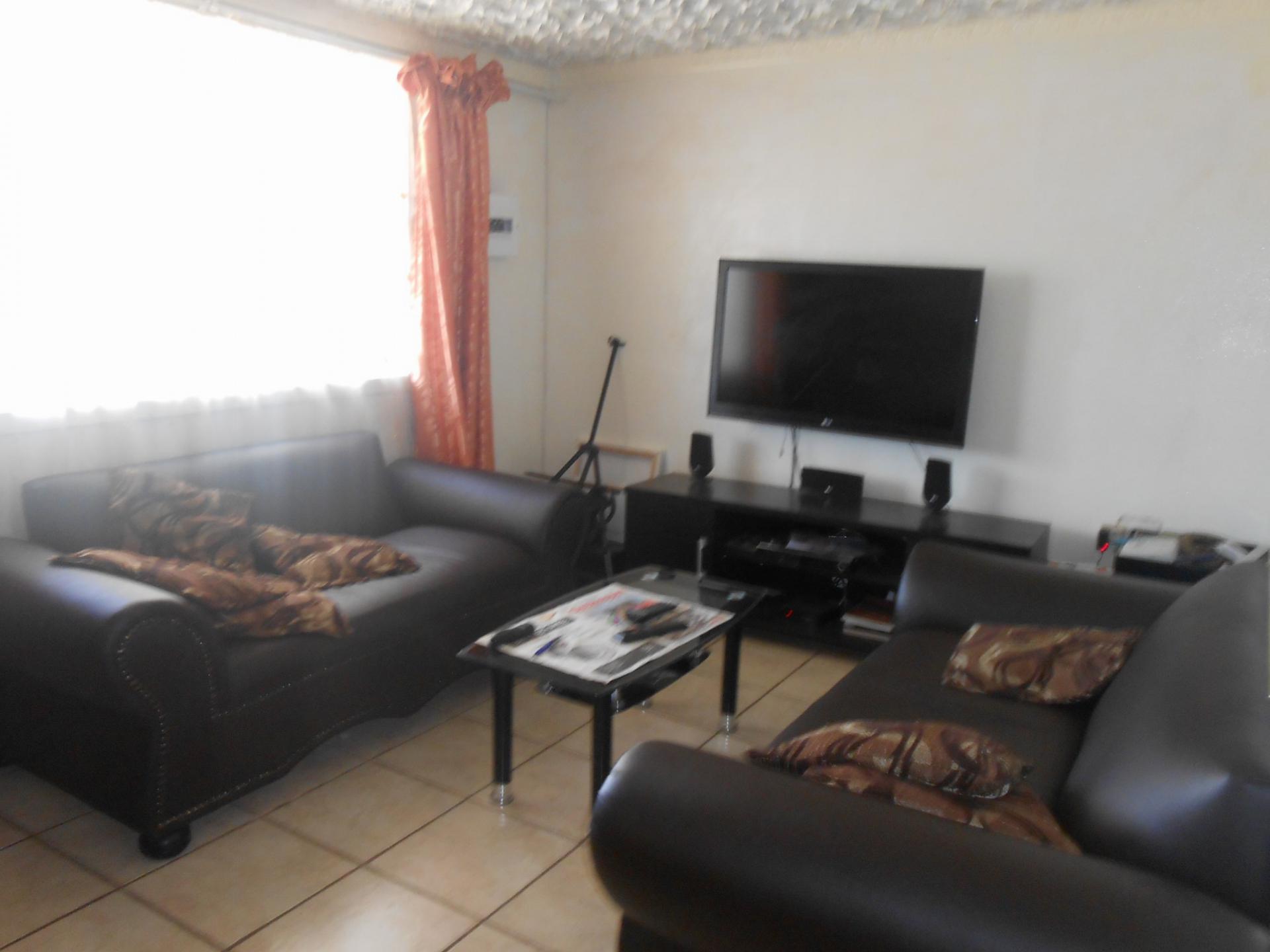 Lounges - 12 square meters of property in Klipspruit West