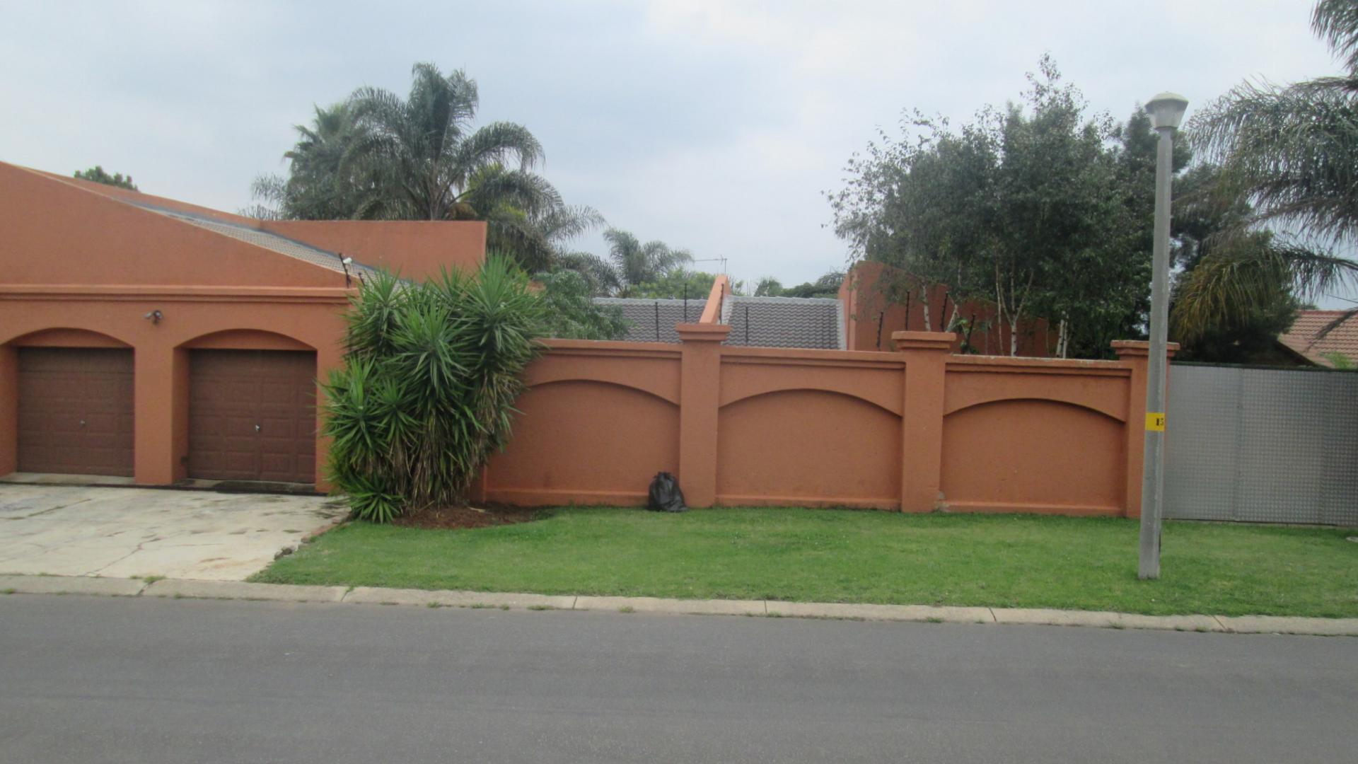 Front View of property in Glen Marais
