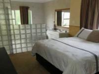 Main Bedroom - 18 square meters of property in Glenmarais (Glen Marais)