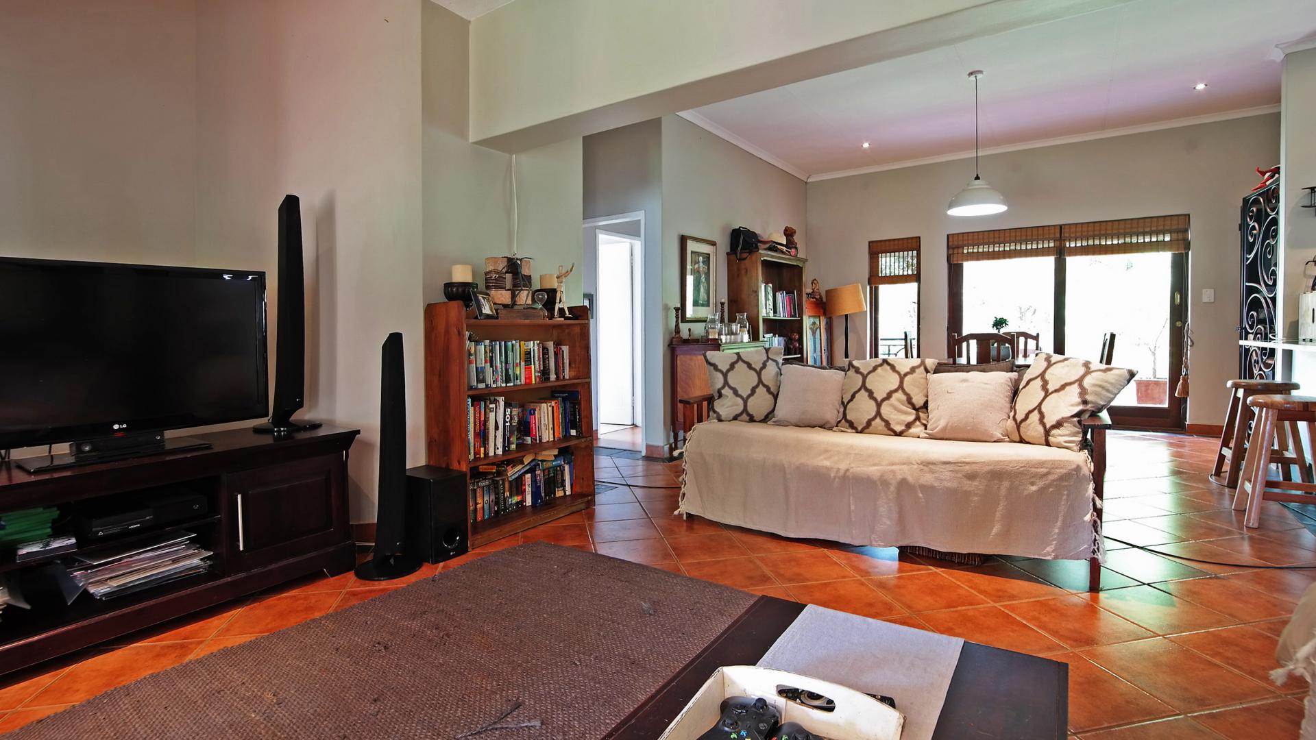 Lounges - 20 square meters of property in Boardwalk Meander Estate