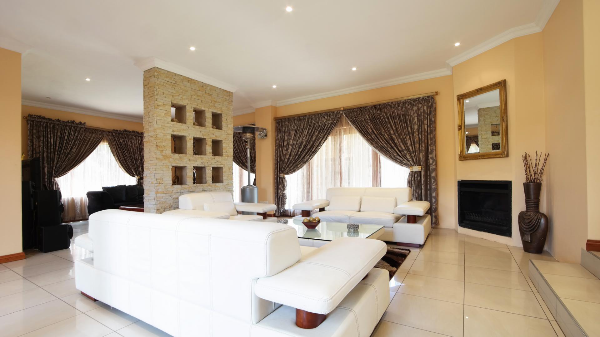 Lounges - 23 square meters of property in The Wilds Estate