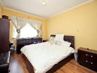 Main Bedroom - 25 square meters of property in Bryanston West