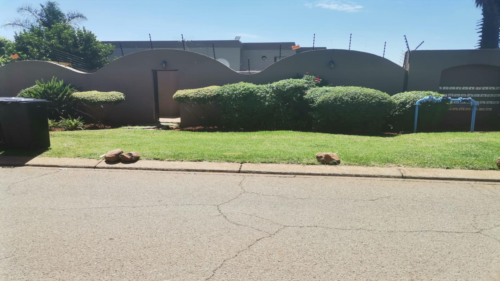 Front View of property in Glenvista