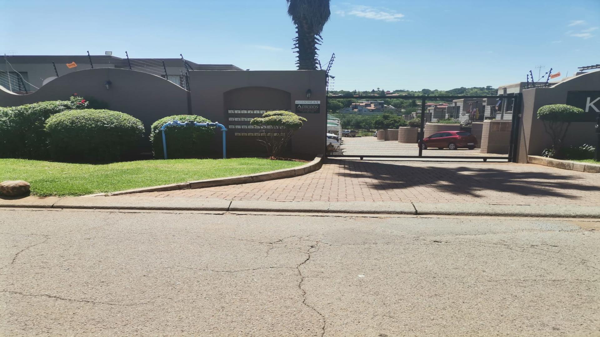 Front View of property in Glenvista