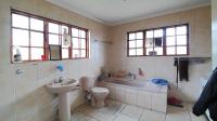 Main Bathroom - 14 square meters of property in Reyno Ridge