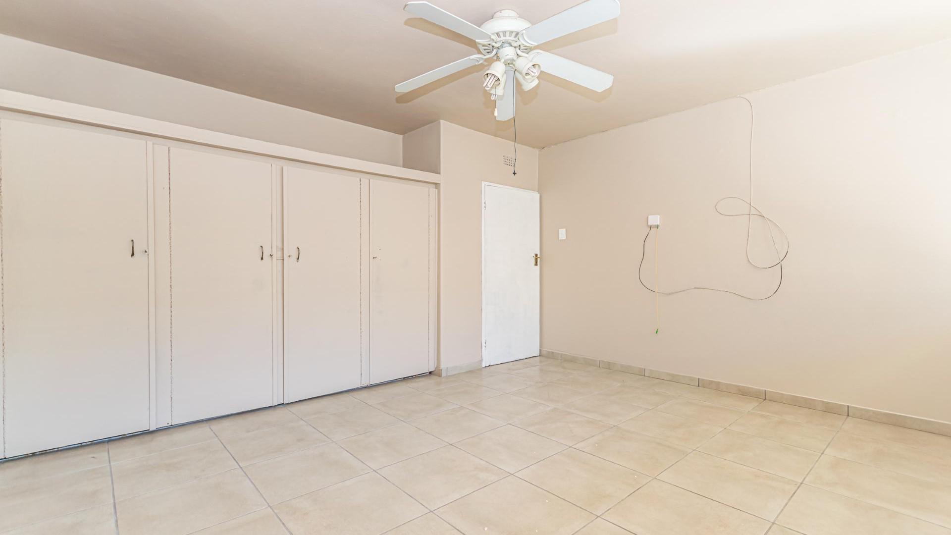 Bed Room 1 - 9 square meters of property in Mindalore