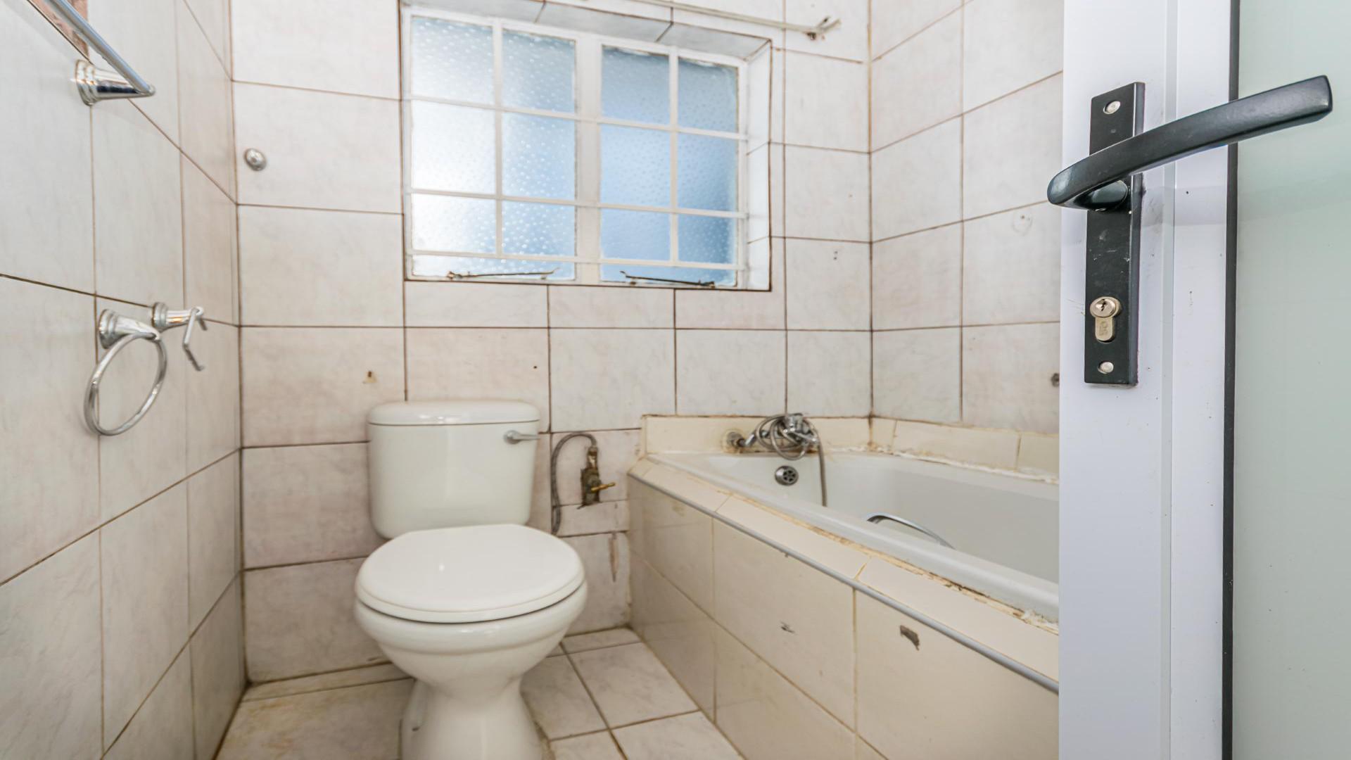 Bathroom 1 - 5 square meters of property in Mindalore