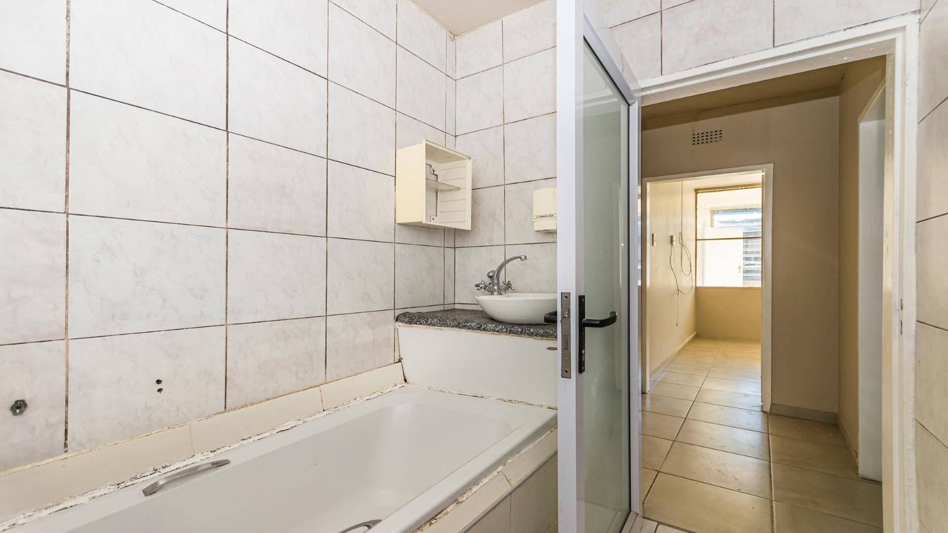 Bathroom 1 - 5 square meters of property in Mindalore
