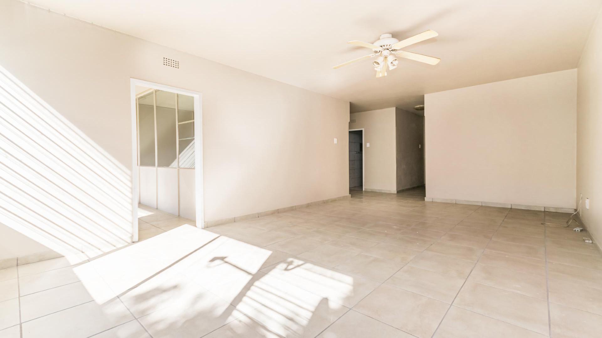 Lounges - 18 square meters of property in Mindalore