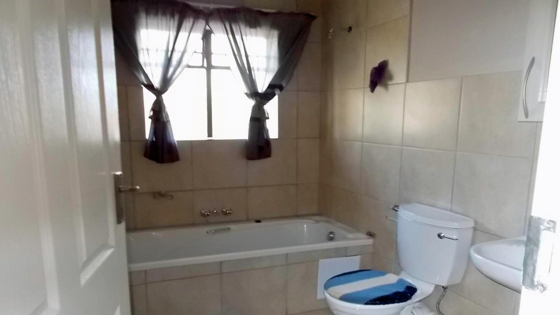 Bathroom 1 of property in Lephalale (Ellisras)