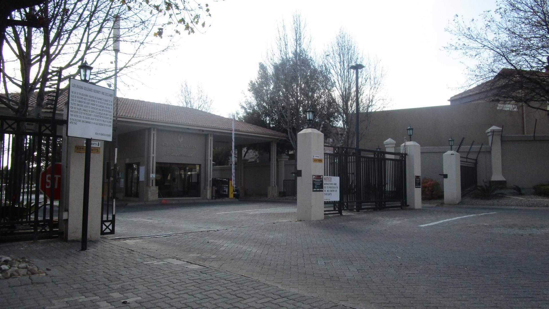 Front View of property in Glen Erasmia Boulevard