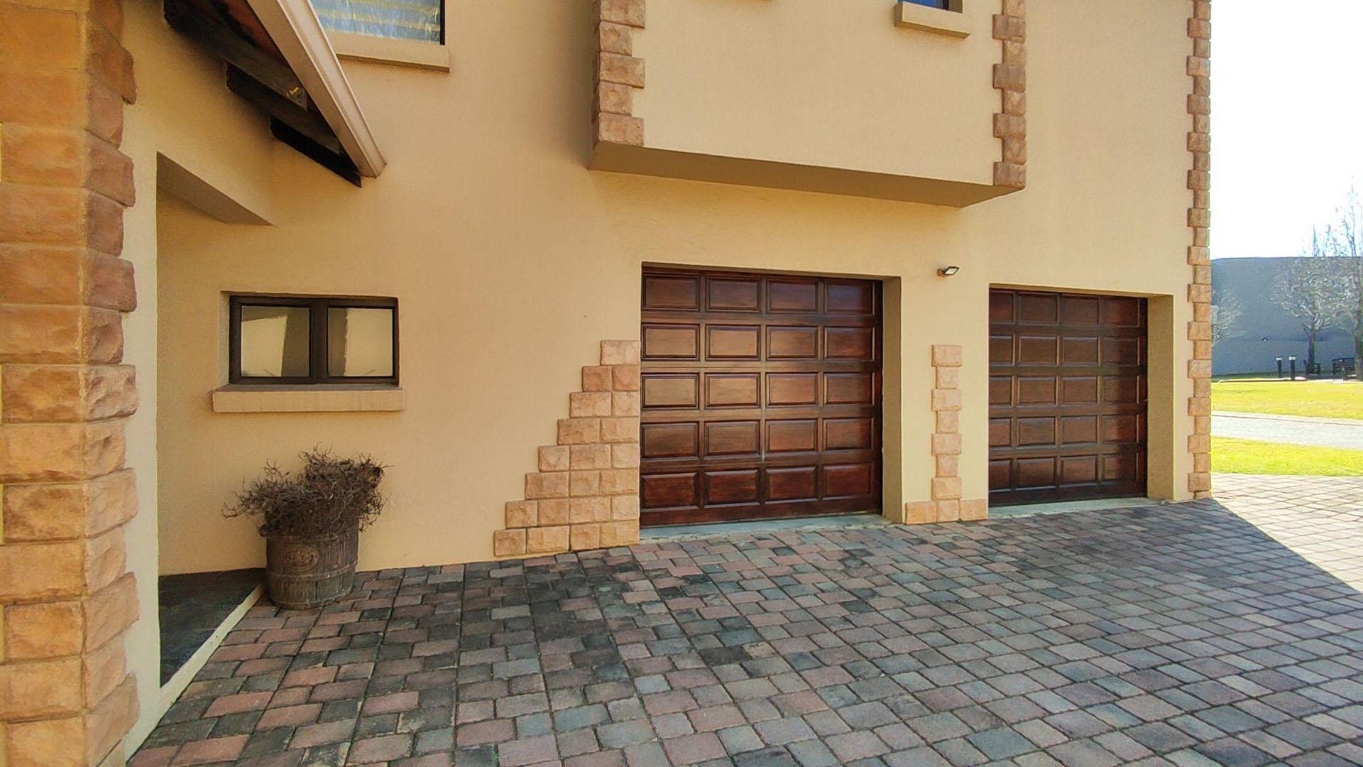 Front View of property in Glen Erasmia Boulevard