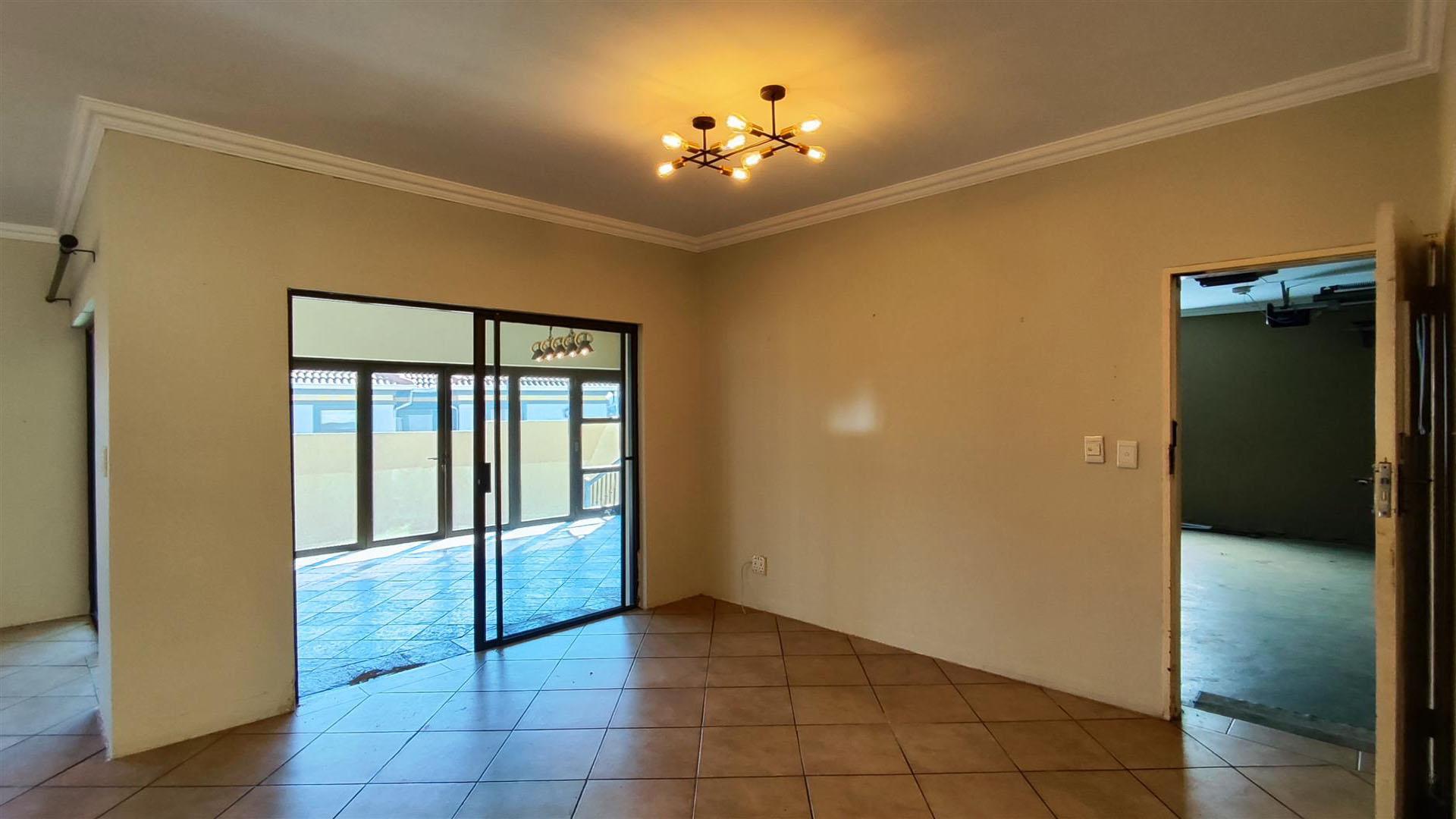Dining Room - 14 square meters of property in Glen Erasmia Boulevard