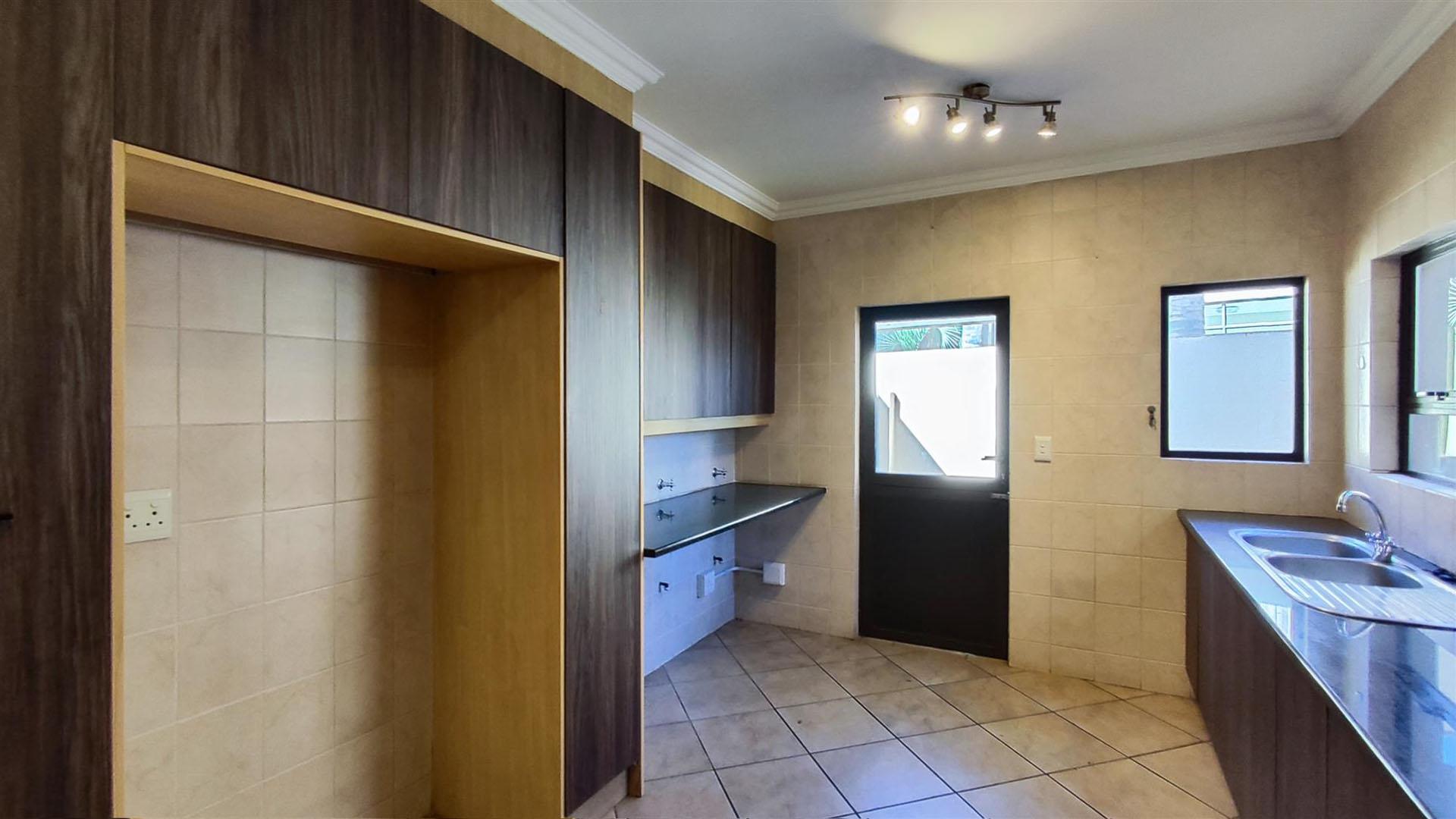 Kitchen - 18 square meters of property in Glen Erasmia Boulevard