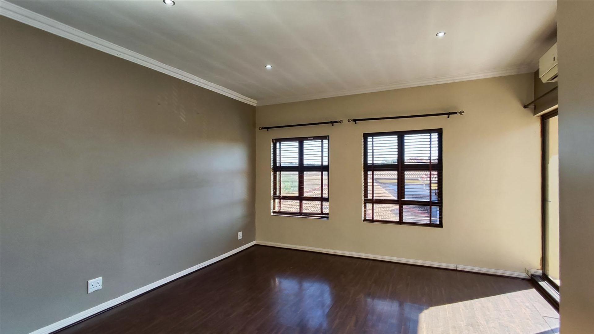 Main Bedroom - 29 square meters of property in Glen Erasmia Boulevard