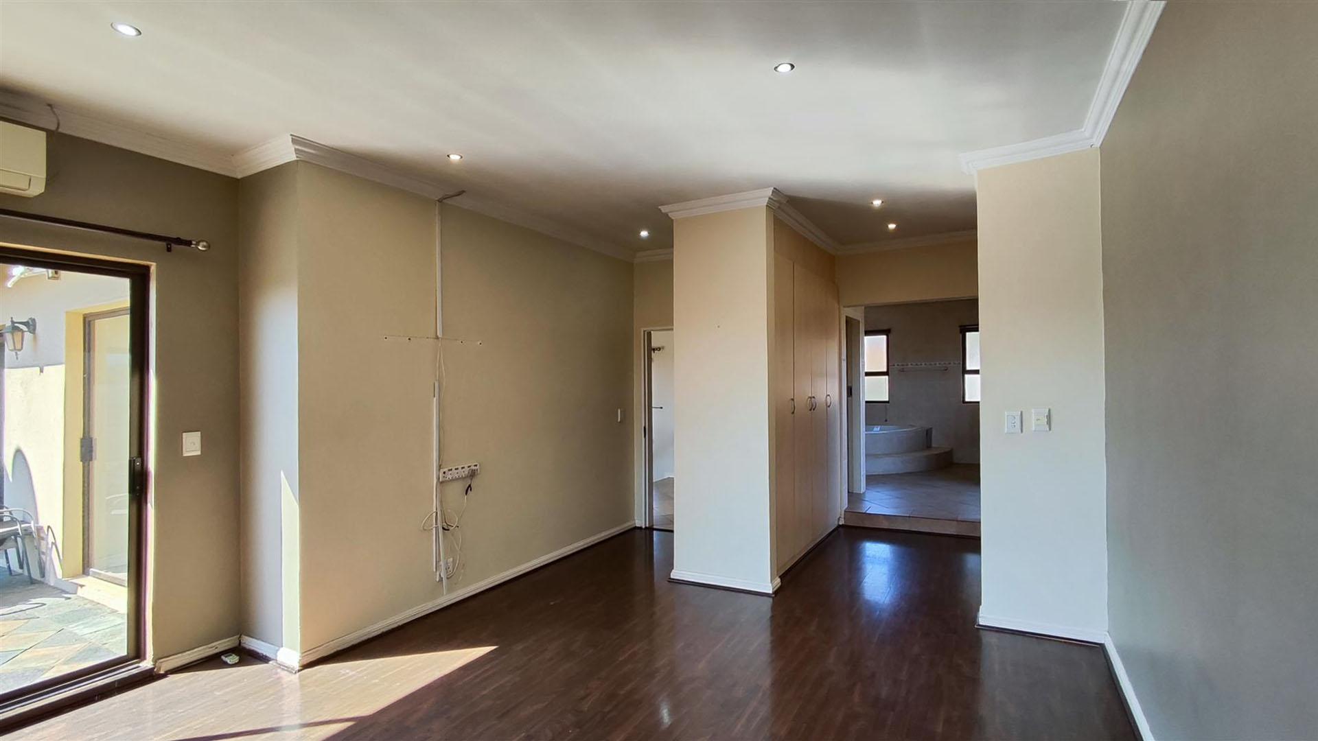 Main Bedroom - 29 square meters of property in Glen Erasmia Boulevard