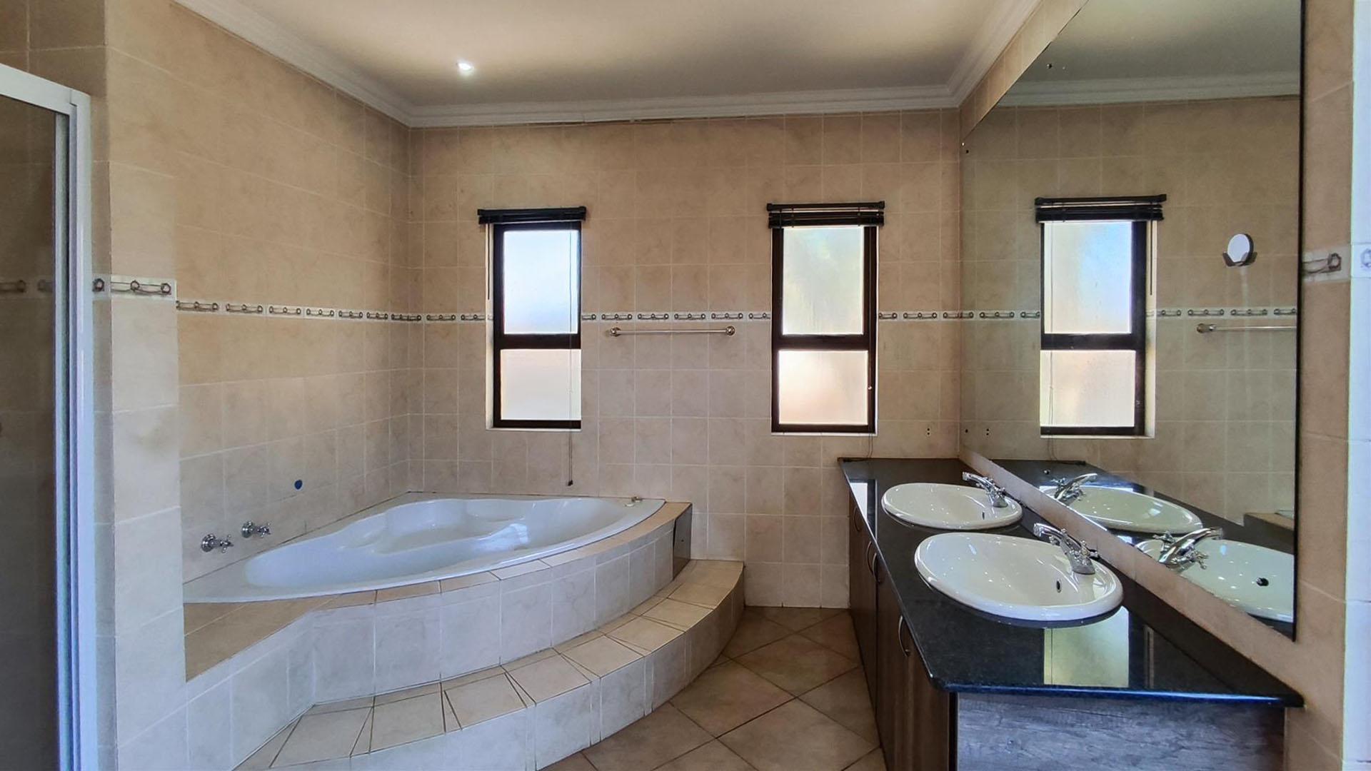 Main Bathroom - 14 square meters of property in Glen Erasmia Boulevard