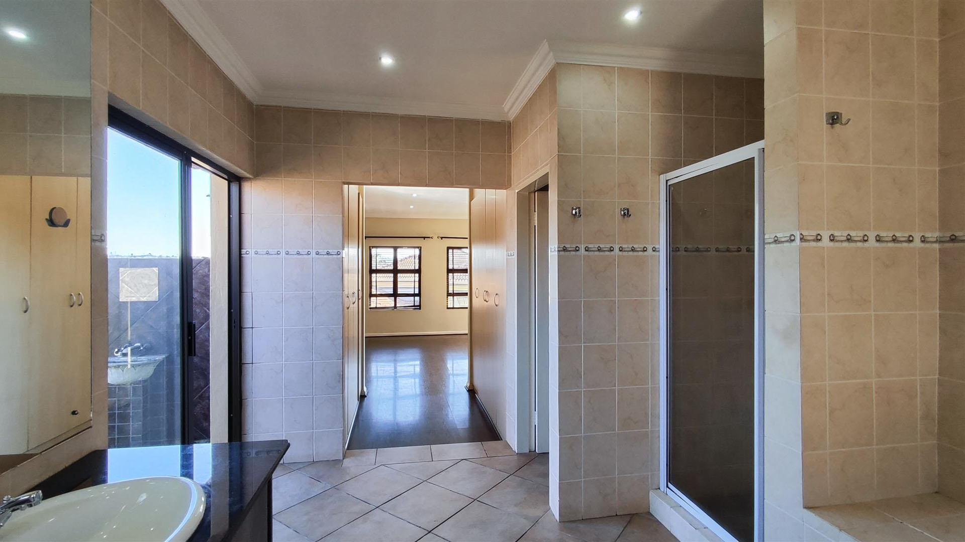 Main Bathroom - 14 square meters of property in Glen Erasmia Boulevard