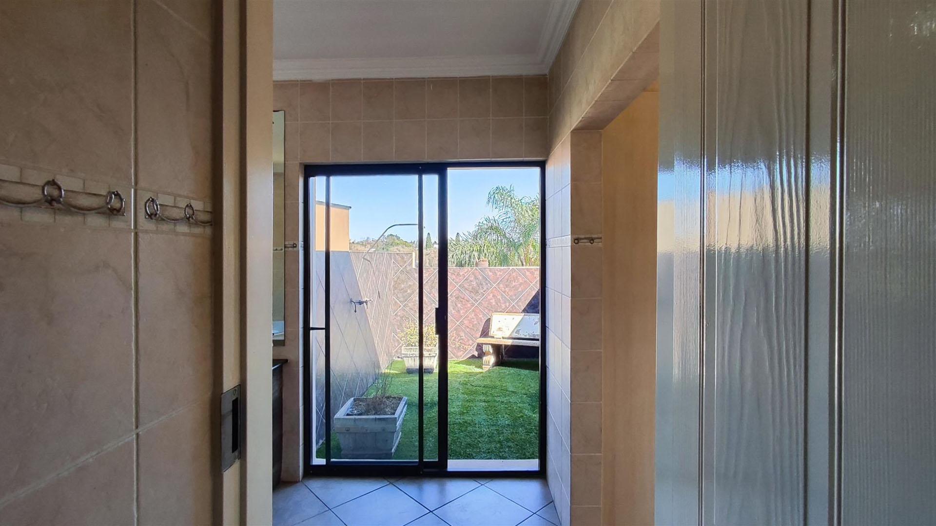 Main Bathroom - 14 square meters of property in Glen Erasmia Boulevard