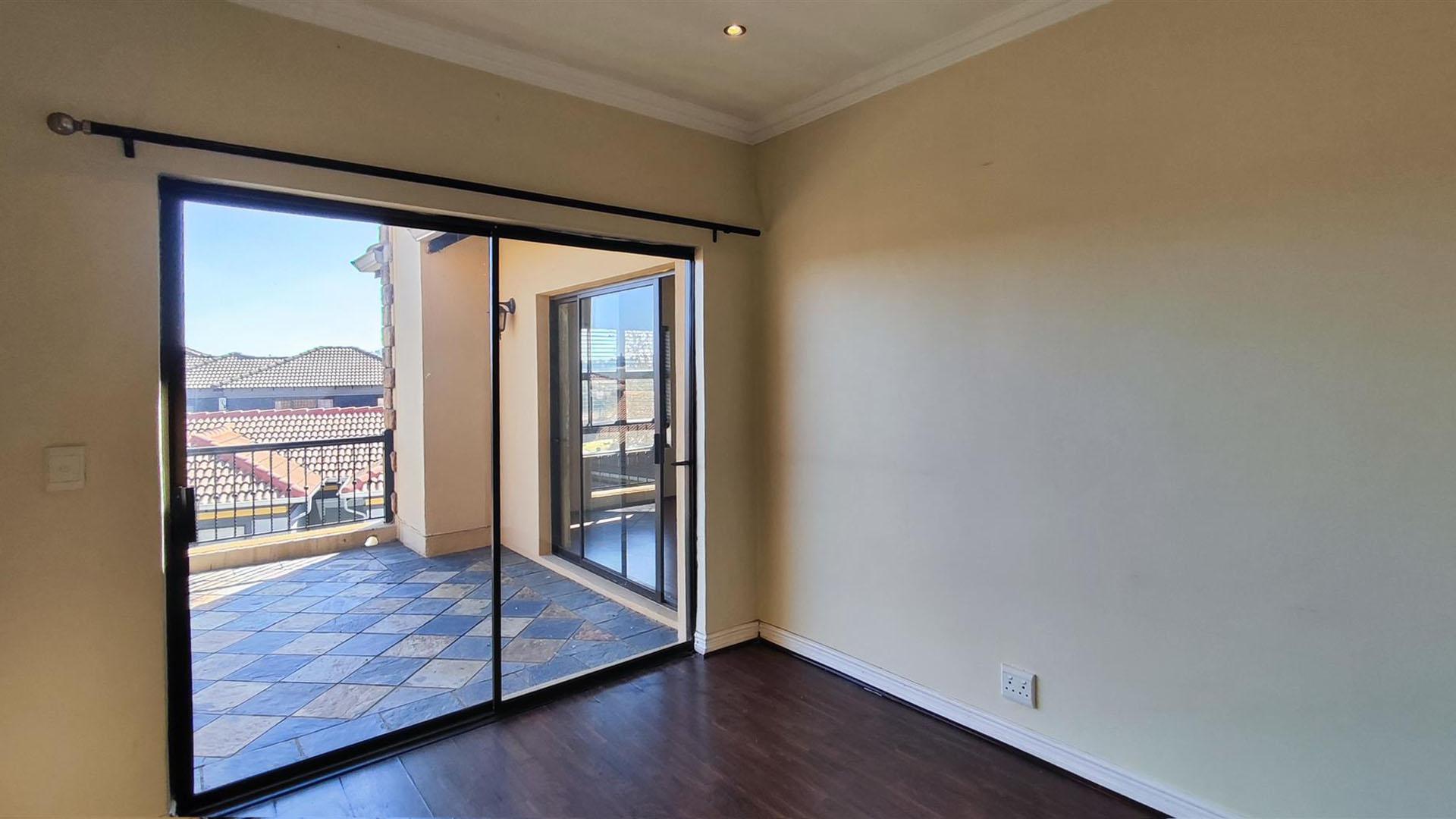 Bed Room 1 - 11 square meters of property in Glen Erasmia Boulevard