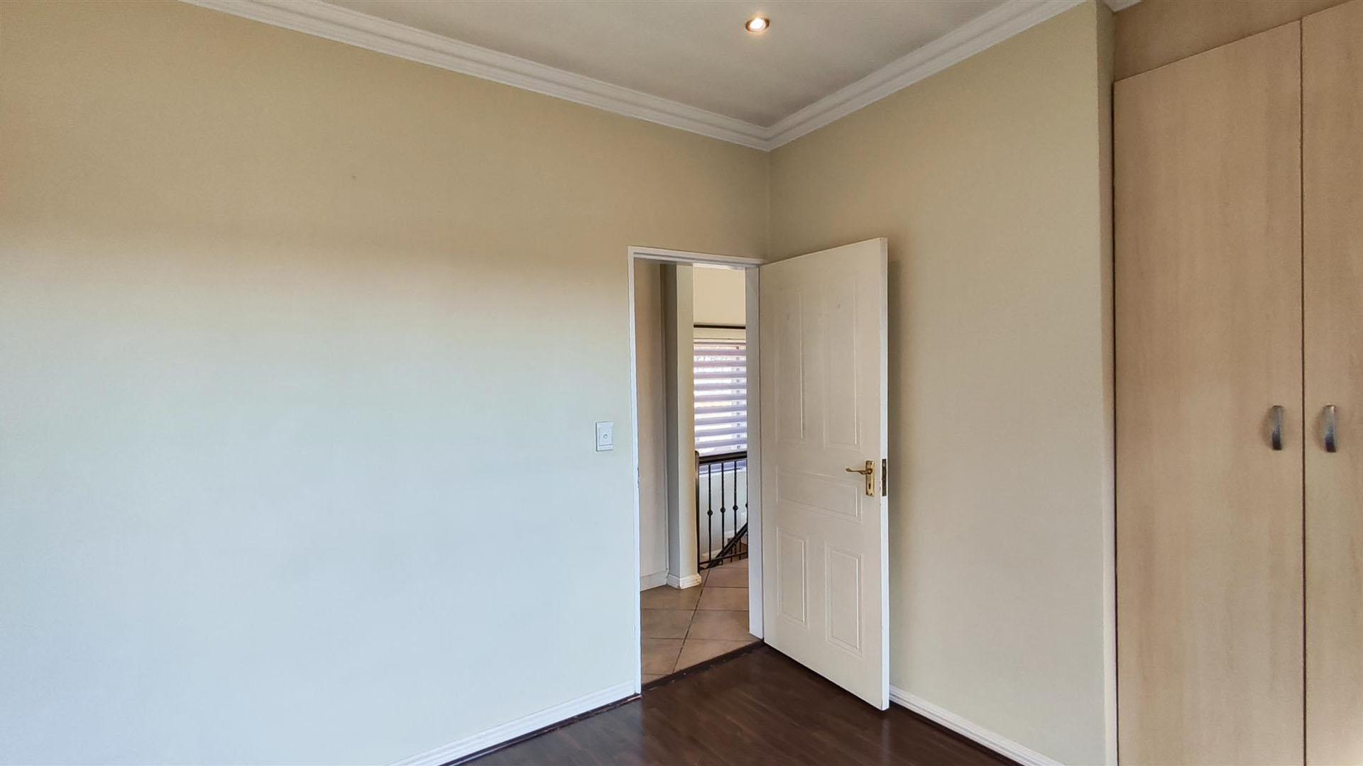 Bed Room 1 - 11 square meters of property in Glen Erasmia Boulevard