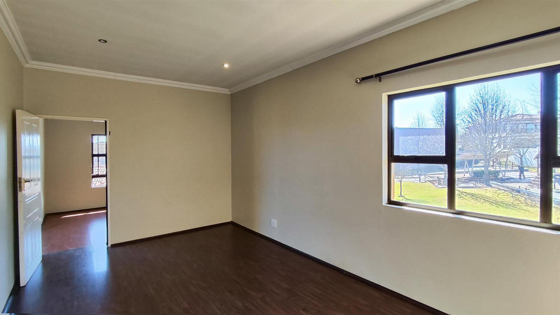 Bed Room 2 - 21 square meters of property in Glen Erasmia Boulevard