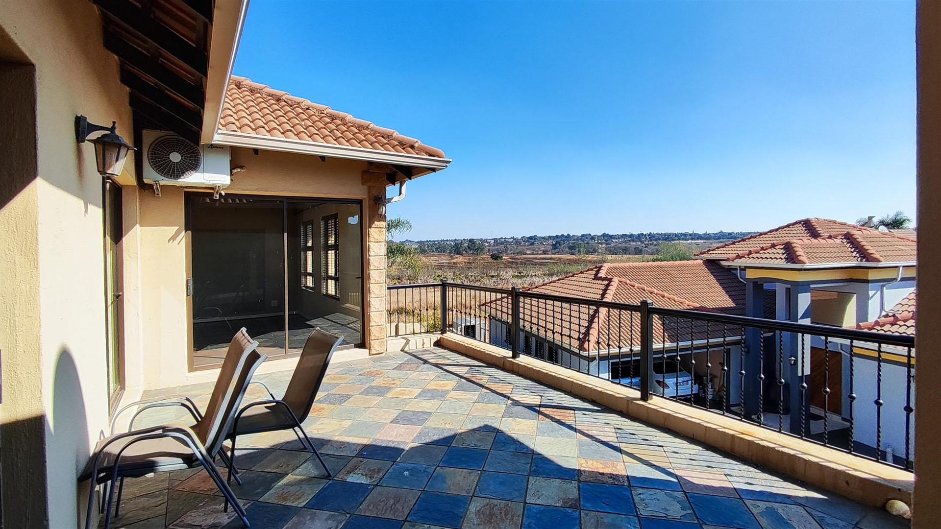 Balcony - 24 square meters of property in Glen Erasmia Boulevard