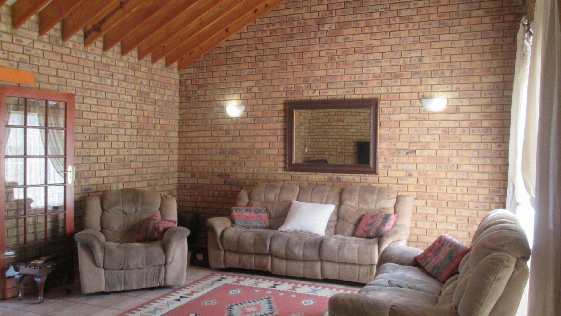 Lounges - 27 square meters of property in Bolton Wold
