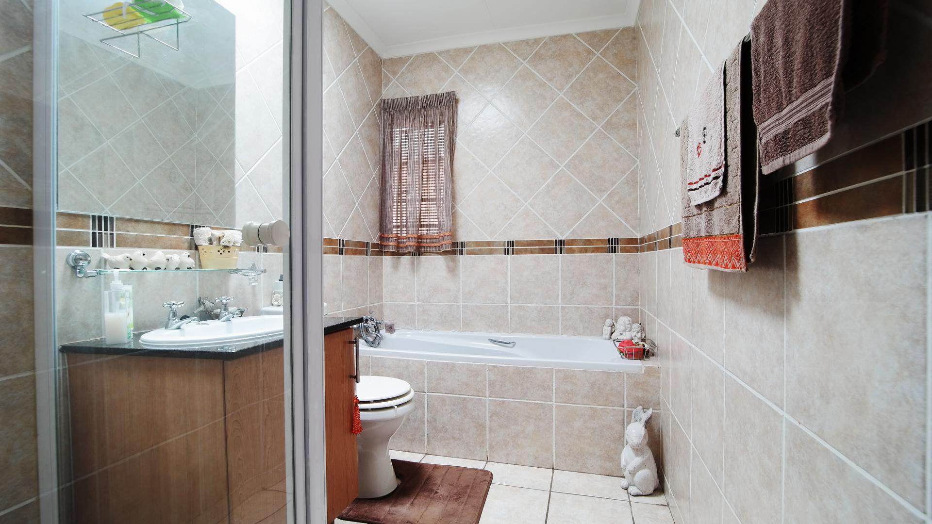 Bathroom 1 - 8 square meters of property in The Wilds Estate