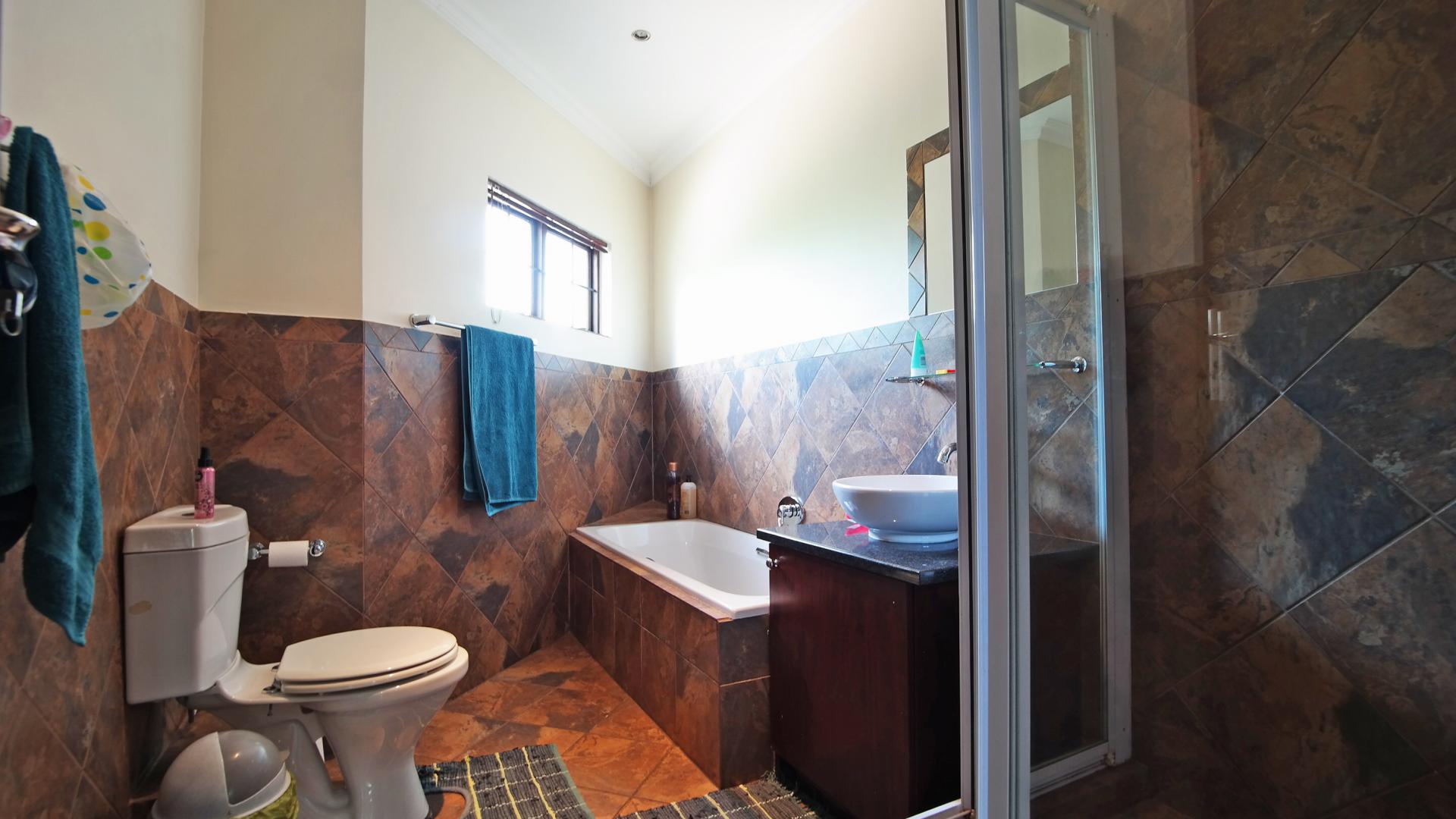 Bathroom 2 of property in The Wilds Estate