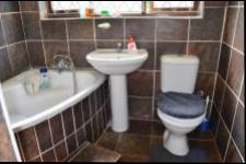 Main Bathroom - 5 square meters of property in Pennington