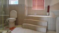 Main Bathroom - 105 square meters of property in Bassonia